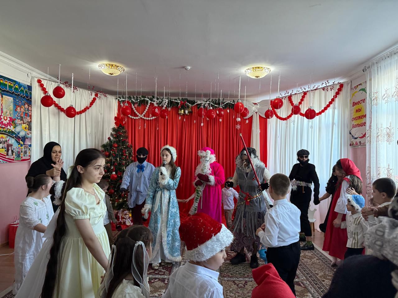 Детям и подросткам Реабилитационного центра в Казбековском районе в преддверии Нового года вручили подарки от Благотворительного фонда «Чистое сердце»